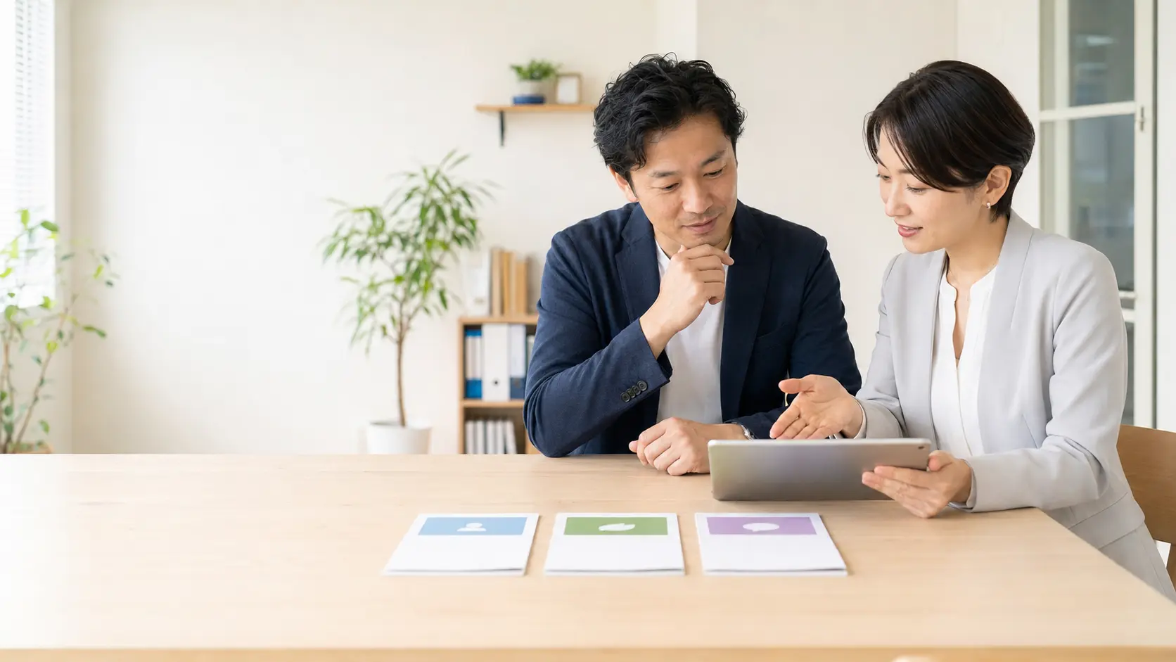 経営者と支援担当者が必要な支援内容を一緒に選ぶ様子